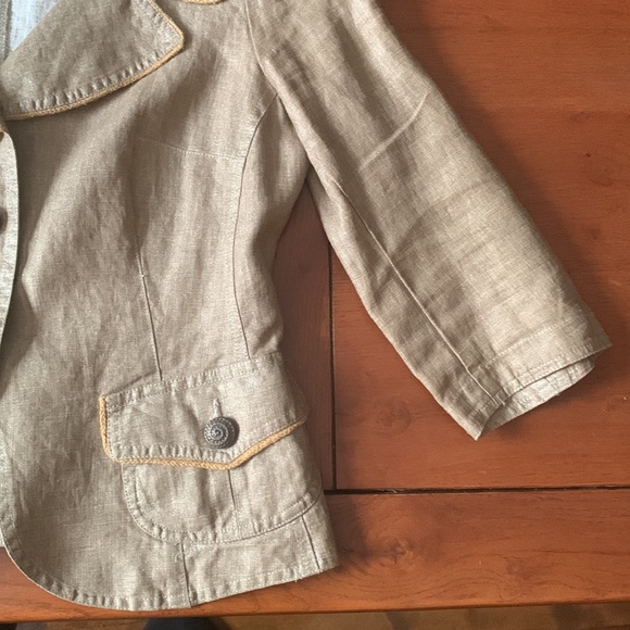 Nice jacket, European brand, 3/4 sleeve length , pockets closed with buttons - Picture 2 of 4